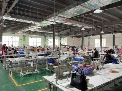 小箱包新產(chǎn)業(yè) 讓搬遷群眾安居樂(lè)業(yè)